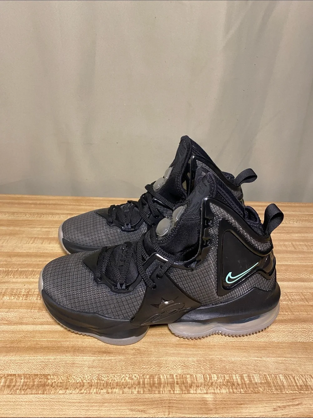 Nike LeBron 19 EP Hi Top Basketball Shoes Black Green Glow size 5.5Y